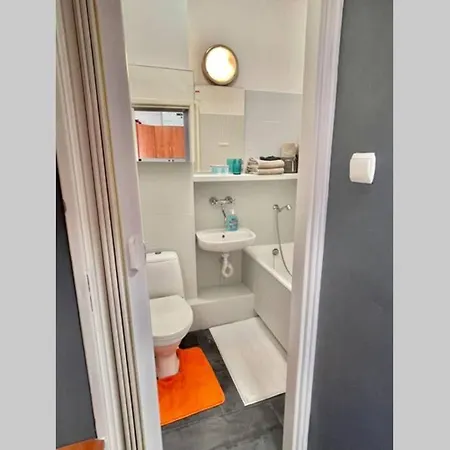 Apartment Aircondition 2, 2xmetro Wifi 50'tv Netflix Hbo Appletv Warsaw